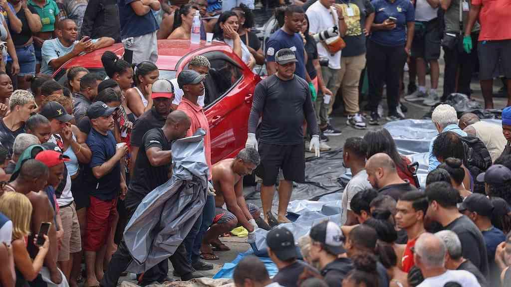 Defensoria do Rio leva denúncias à Moraes após ação na Penha | Megaoperação: corpos são trazidos por moradores para a Praça São Lucas, na Penha, zona norte do Rio de Janeiro