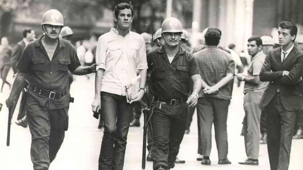 A loucura de um democrata no próximo romance | Manifestação estudantil contra a Ditadura Militar em 1968