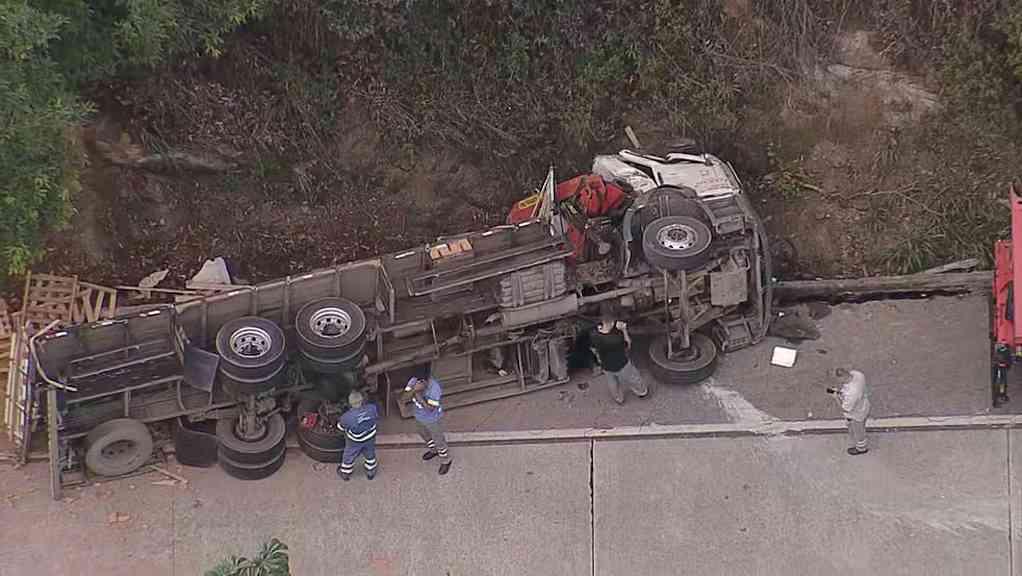 Trechos da BR-040 ficam fechados após acidentes em Petrópolis | Caminhão carregado de tijolos tombou na descida da serra