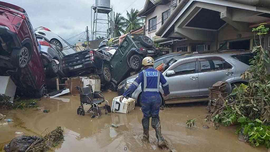 Filipinas registram 26 mortes após passagem do Kalmaegi | O tufão Kalmaegi atinge as Filipinas