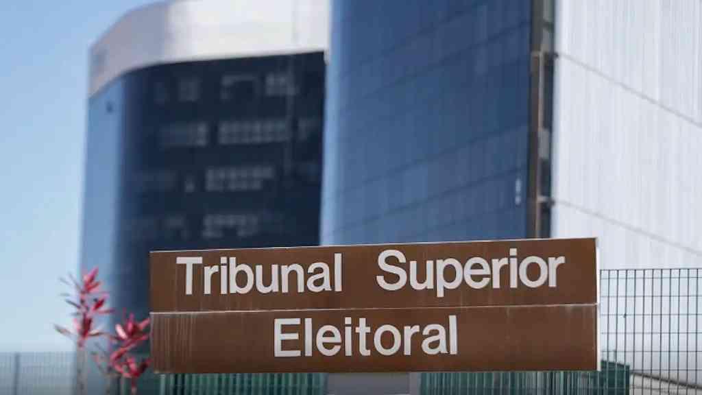 TSE julga pedido de cassação do governador do Rio | Acusação diz que total de contratações suspeitas chegou a 45 mil