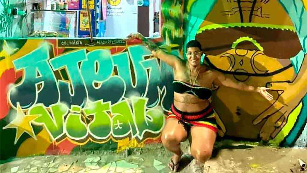 Empreendedorismo nas favelas recebe apoio institucional | Prince Oliveira, proprietária do Ajeum Vital, cozinha de resgate ancestral, no Morro da Mariquinha, em Florianópolis (SC)