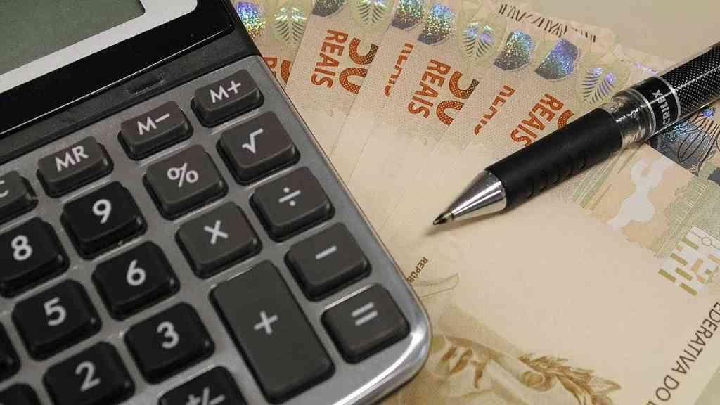 Confiança dos brasileiros na economia volta a crescer, diz estudo | Os consumidores fazem o cálculo dos juros que, no Brasil, são os mais altos do mundo