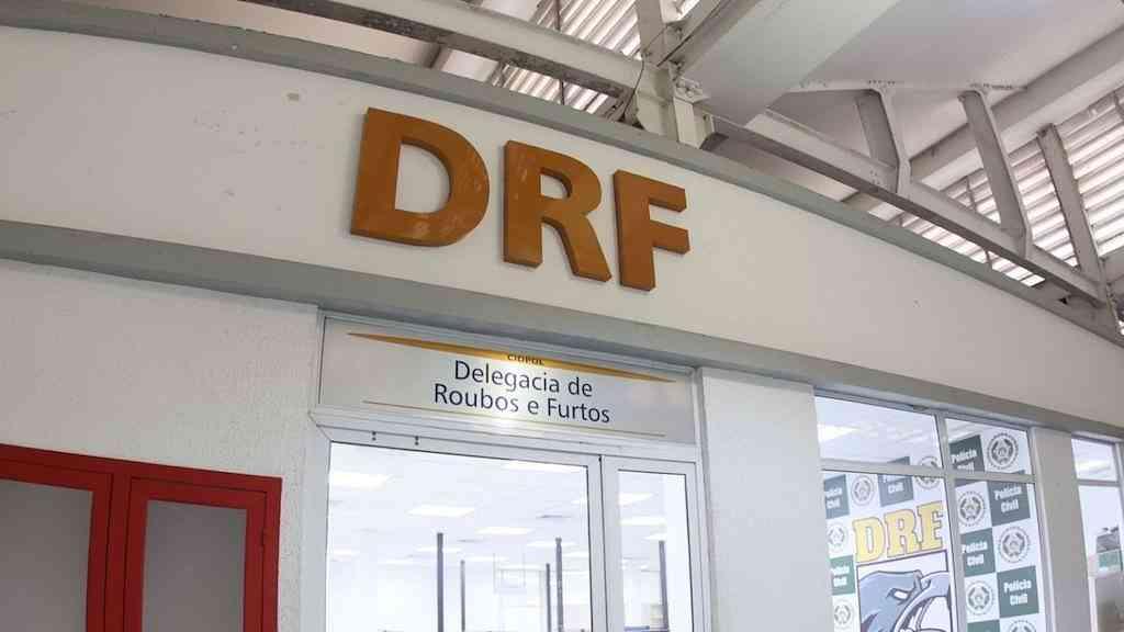 Funcionários de terceirizada são presos por furto de cabos em Caxias | Fachada da DRF, na Cidade da Polícia