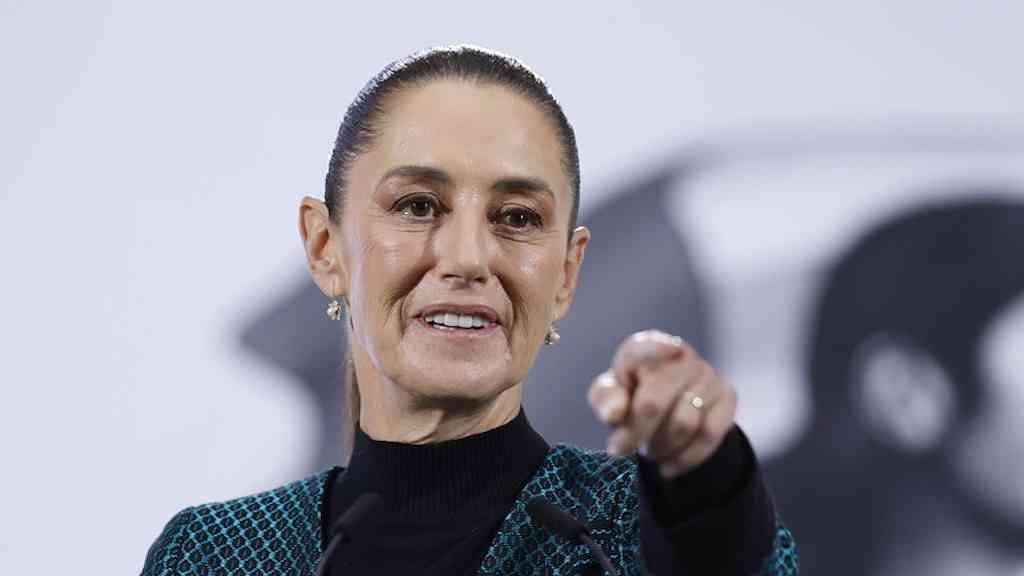 Presidente do México é alvo de assédio nas ruas da capital | Sheinbaum caminhava pelo centro da Cidade do México quando foi tocada sem consentimento