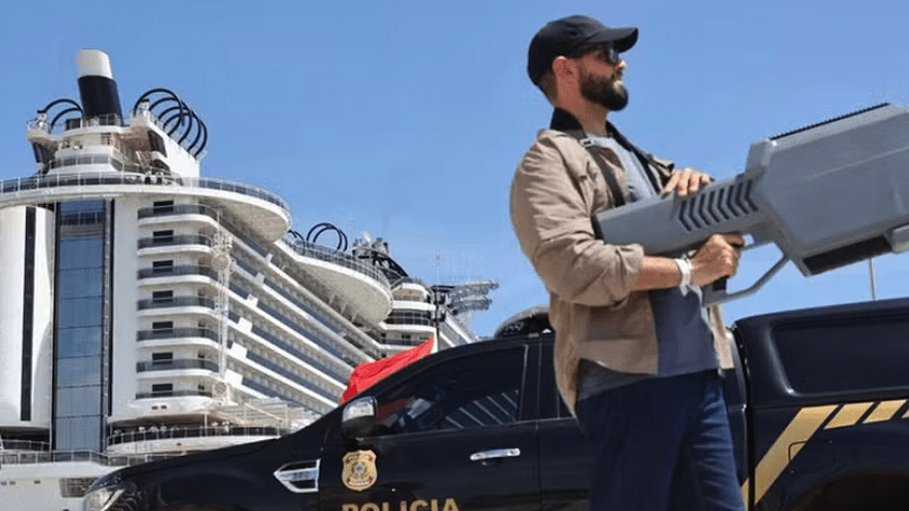 PF apreende mais de 30 drones usados irregularmente em Belém | Agente da PF usa arma anti-drone em Belém, que recebe