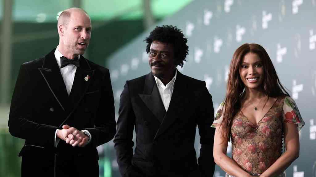 Príncipe William entrega prêmio ambiental no Rio | William com Seu Jorge e Anitta durante cerimônia