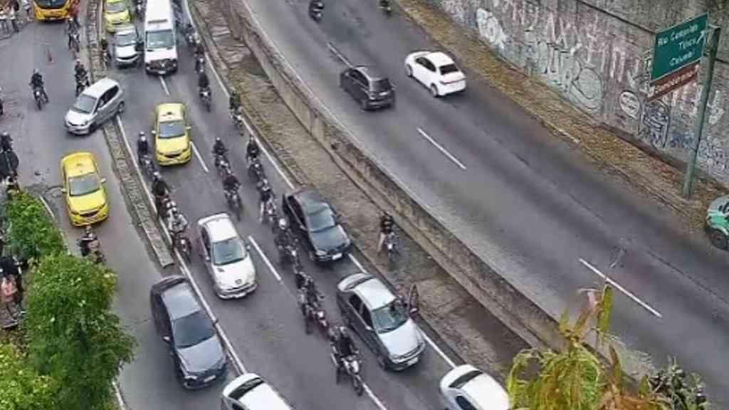Incêndio em ônibus fecha Túnel Rebouças e trava trânsito | Motoristas enfrentaram grande congestionamento no sentido Lagoa