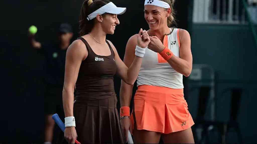 Dupla de Stefani vence atual campeã e chega à semi do WTA Finals | Ao lado de húngra Timea Babos, brasileira volta à quadra nesta sexta