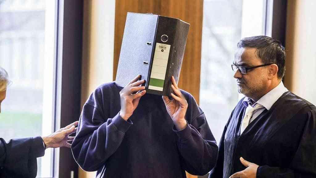 Enfermeiro é condenado por 10 mortes para reduzir carga de trabalho | Enfermeiro condenado por homicídios tenta se esconder em julgamento em Aachen, na Alemanha, em 5 de novembro de 2025