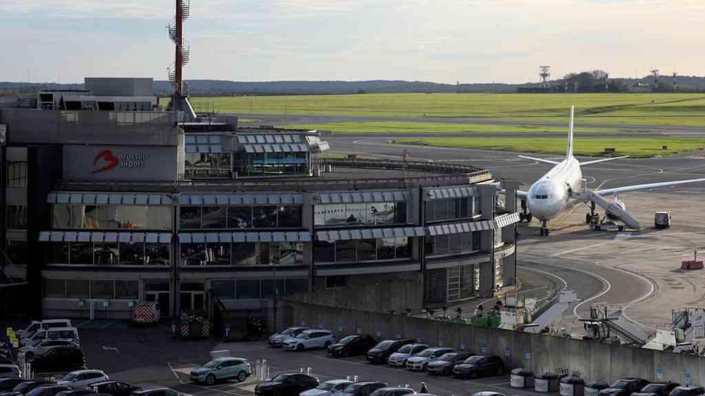 Bélgica apura incidentes com drones que afetaram aeroportos | No aeroporto de Bruxelas, o maior da Bélgica, passageiros tiveram de esperar toda a noite para a retomada dos voos