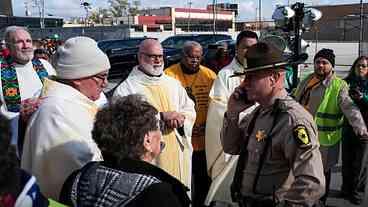 Papa Leão XIV critica Trump e apoia imigrantes nos EUA