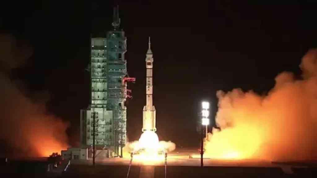 China adia retorno de nave espacial por risco de danos | Suspeita de impacto por detritos espaciais faz a China manter três astronautas em órbita sem data de volta