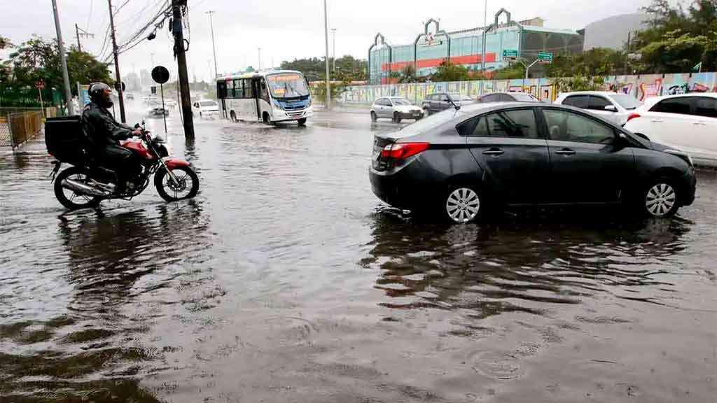 Chuva e ventania elevam alertas de segurança para o Rio de Janeiro | Vários bolsões de água se formaram durante a tempestade que se abateu sobre o Rio de Janeiro, durante a madrugada