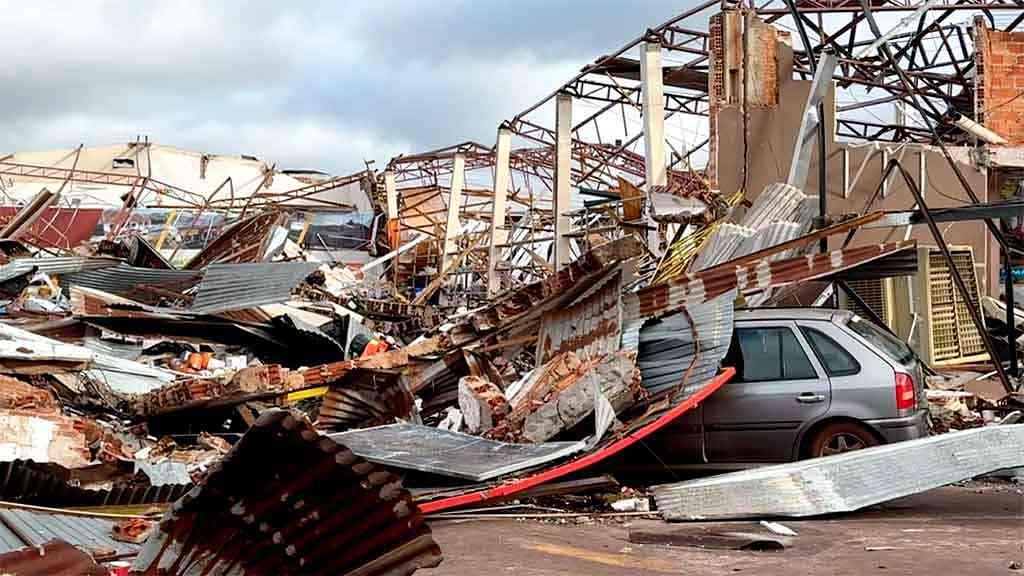 Massa fria avança após passagem de tornado por áreas do Paraná | Em questão de minutos, a cidade toda de Rio Bonito do Iguaçu foi completamente destruída –  Reprodução: Atento News