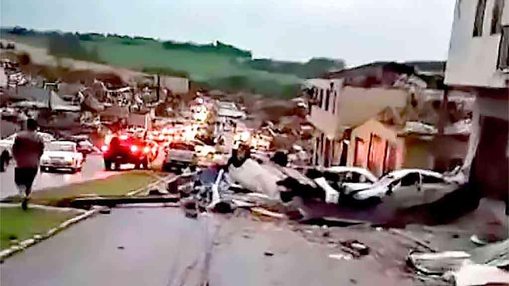 Em 20 minutos, tornado destrói toda estrutura de cidade paranaense | O cenário de Rio Bonito do Iguaçu, neste domingo, ainda era caótico