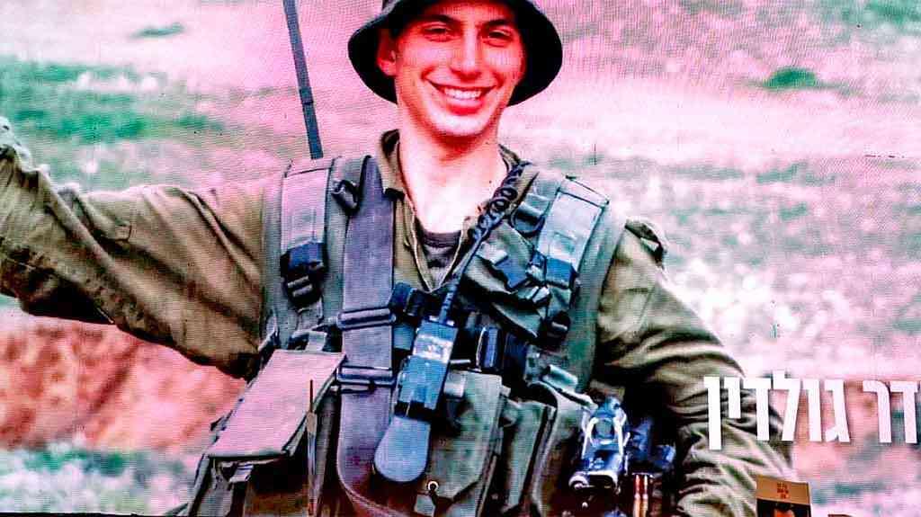 Hamas entrega restos mortais de oficial israelense morto há uma década | Imagem de Hadar Goldin em seu uniforme foi projetada durante manifestação