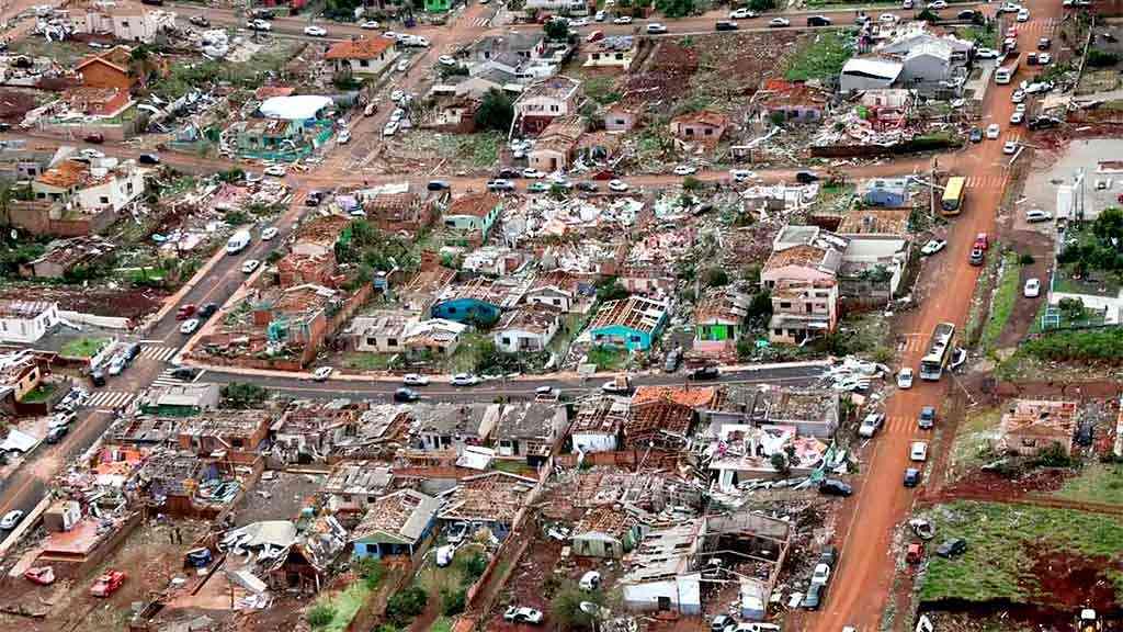 Feridos permanecem internados no Paraná, após passagem de tornado | No levantamento realizado pela Defesa Civil, foram atingidos 80% da estrutura urbana de Rio Bonito do Iguaçu