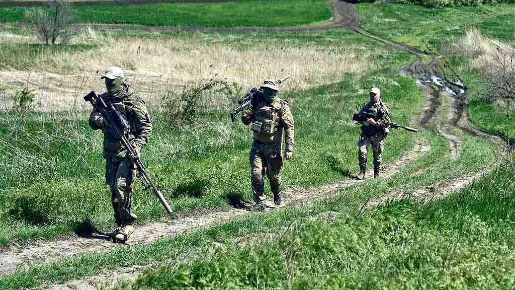 Militares ucranianos se disfarçam com uniformes russos, mas acabam mortos | Atiradores de elite ucranianos se movem de local, durante confronto com a Rússia