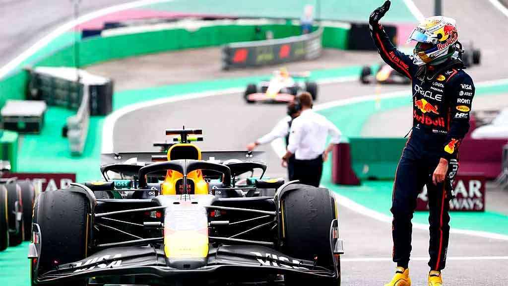 Norris vence em Interlagos; Verstappen larga dos boxes e chega ao pódio | Verstappen acena aos torcedores, que comemoraram o terceiro lugar no pódio como se fosse o primeiro