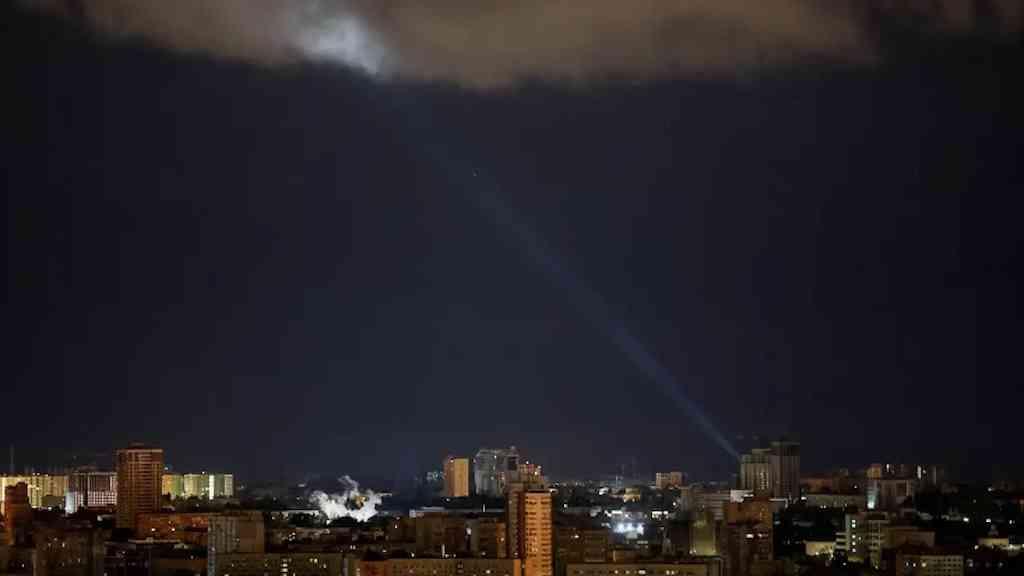 Ucrânia volta a ser alvo de drones e mísseis hipersônicos russos | Foram cinco mísseis e 67 drones, anunciou a Força Aérea ucraniana