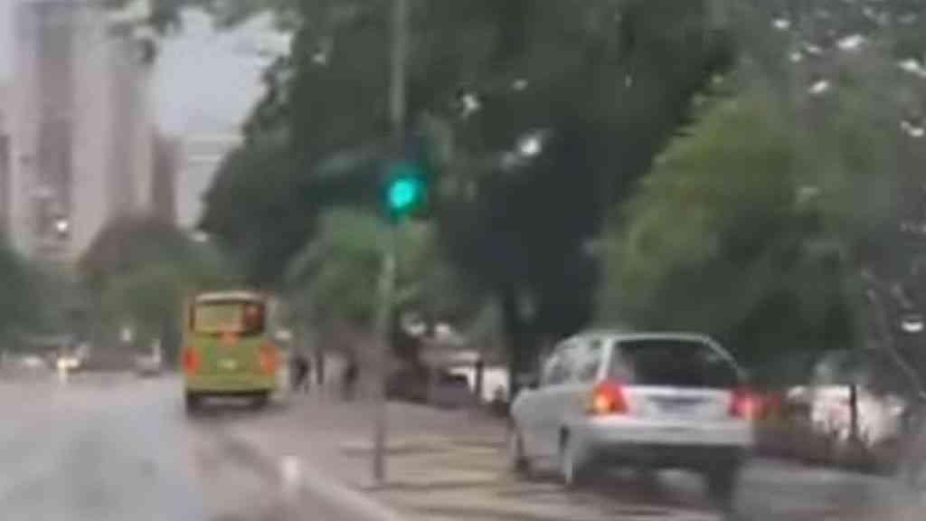 Motorista é multado por dirigir em calçadão de Niterói | O carro foi localizado pelas câmeras do Centro de Controle de Operações da NitTrans