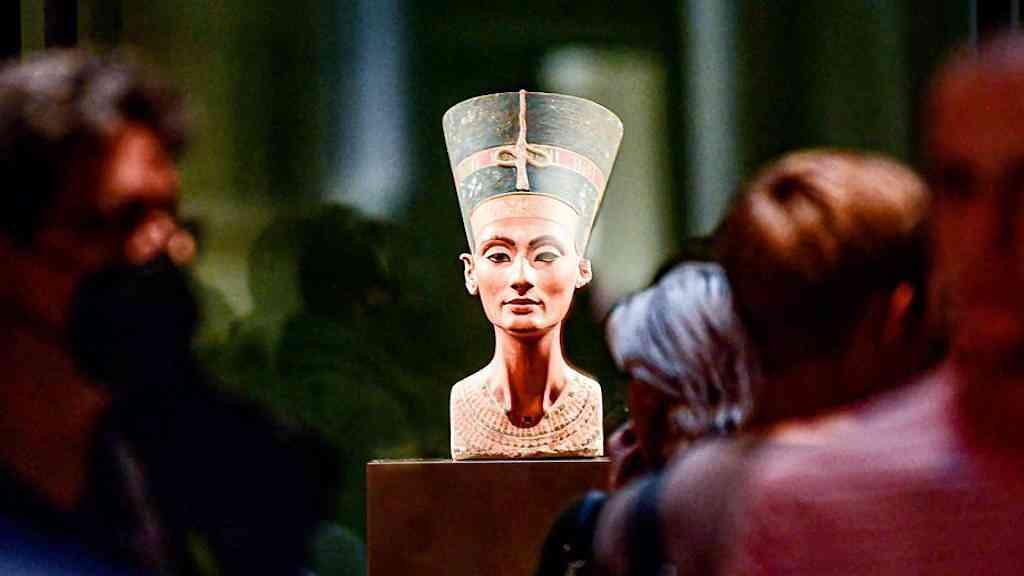 Egito pressiona Alemanha pela devolução do busto de Nefertiti | Busto de Nefertiti é a principal atracão do Neues Museum em Berlim, segundo a fundação que supervisiona o acervo do local
