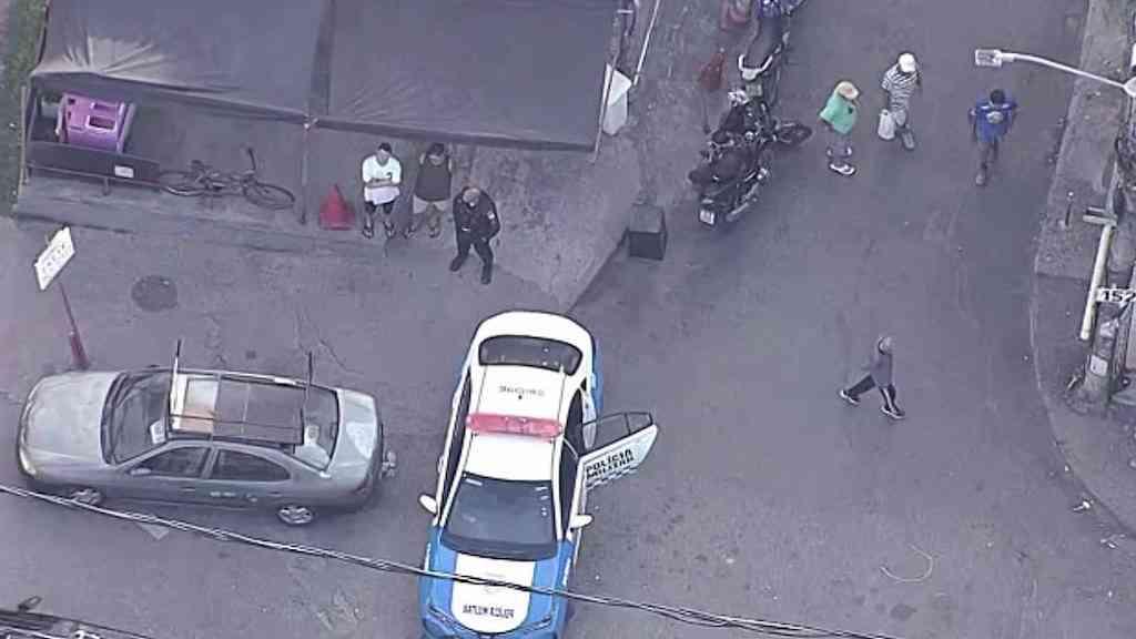 Homem morre em tiroteio entre PM e suspeitos no Recreio | Policiais militares aguardam a chegada da perícia na Avenida Gilka Machado