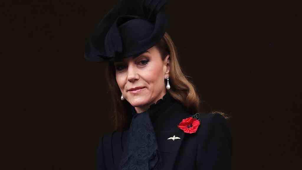 Kate usa papoula em tributo ao fim da Primeira Guerra | Kate Middleton com papoula vermelha em homenagem aos mortos na Primeira Guerra