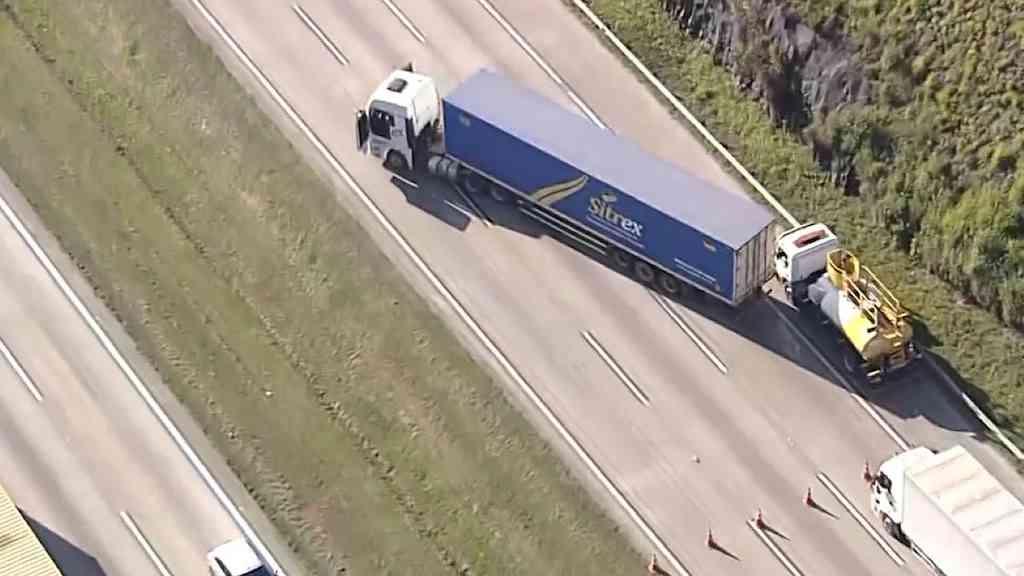 Caminhão roubado provoca bloqueio e longo congestionamento no Rodoanel | Rodoanel tem 15 km de filas após bloqueio causado por caminhão sequestrado