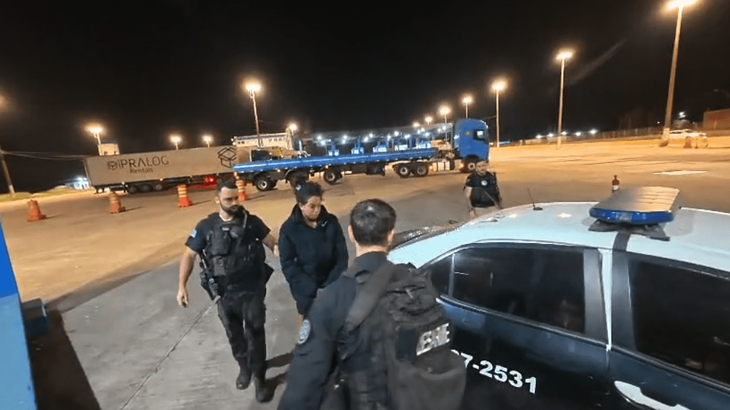 Mulher é detida com arsenal escondido em almofadas rumo ao Alemão | Gilmara Barbosa dos Reis Assis foi presa em flagrante