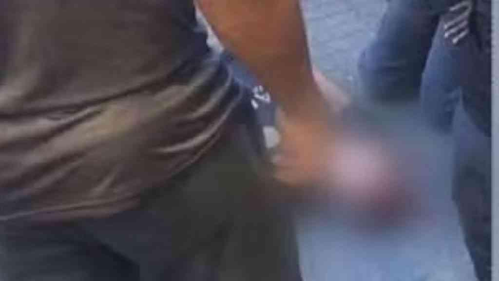 Bala perdida atinge homem na porta de shopping em Madureira | Homem é ferido por bala perdida perto de shopping em Madureira