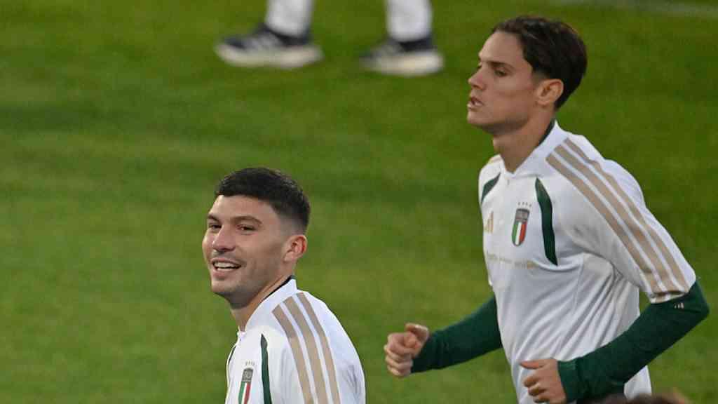 Lesão muscular tira Cambiaghi da seleção italiana | Cambiaghi (à esquerda) estreou pela seleção italiana recentemente