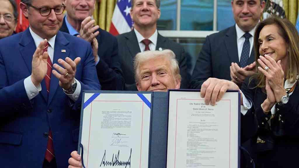 Trump põe fim ao mais longo shutdown dos EUA | Ao assinar acordo aprovado no Legislativo, Trump chamou shutdown de extorsão