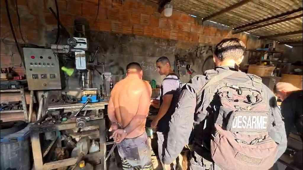 Polícia desmantela fábrica clandestina de armas e prende militares | Militares são presos em operação contra fábrica ilegal de armas