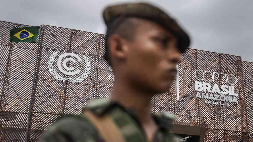 ONU aponta falhas do Brasil na segurança da COP30 | Militar diante de pavilhão que sedia a COP30, em Belém
