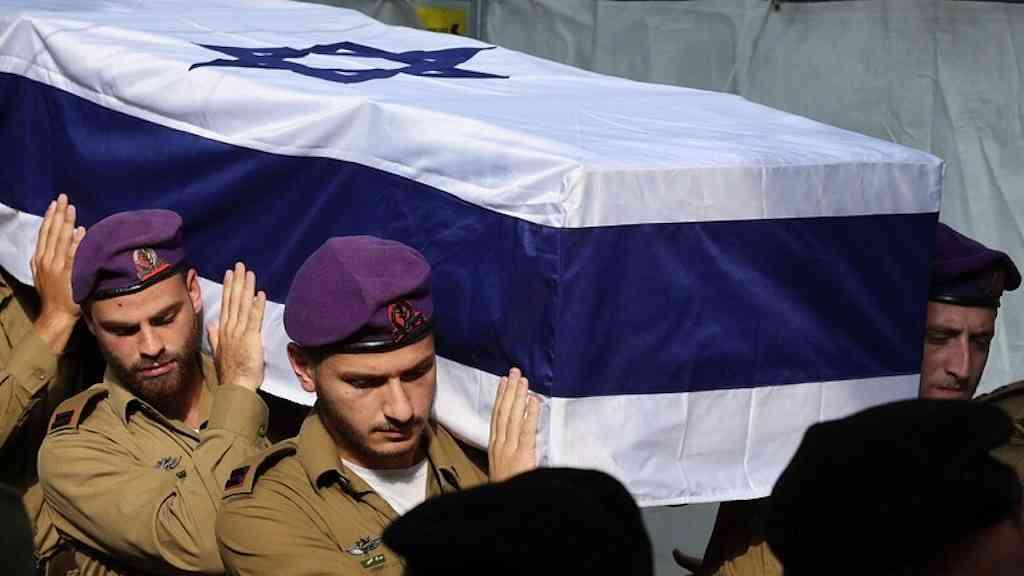 Hamas devolve corpo de idoso morto em atentado | Sepultamento de israelense morto pelo Hamas, em foto de arquivo