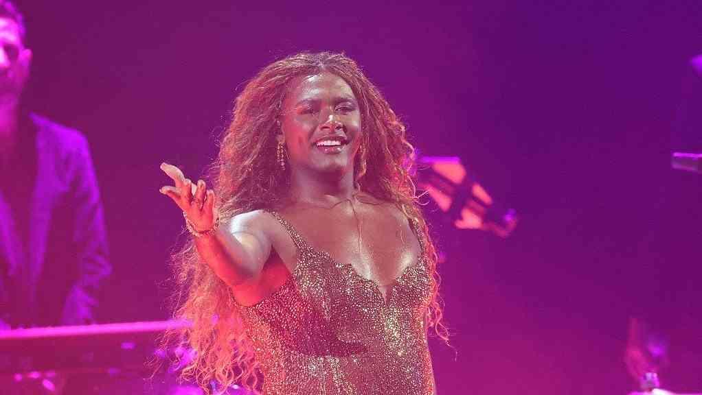 Artistas brasileiros vencem em 10 categorias do Grammy Latino | Liniker se apresenta na 26ª edição do Grammy Latino. Cantora levou três gramofones dourados para a casa