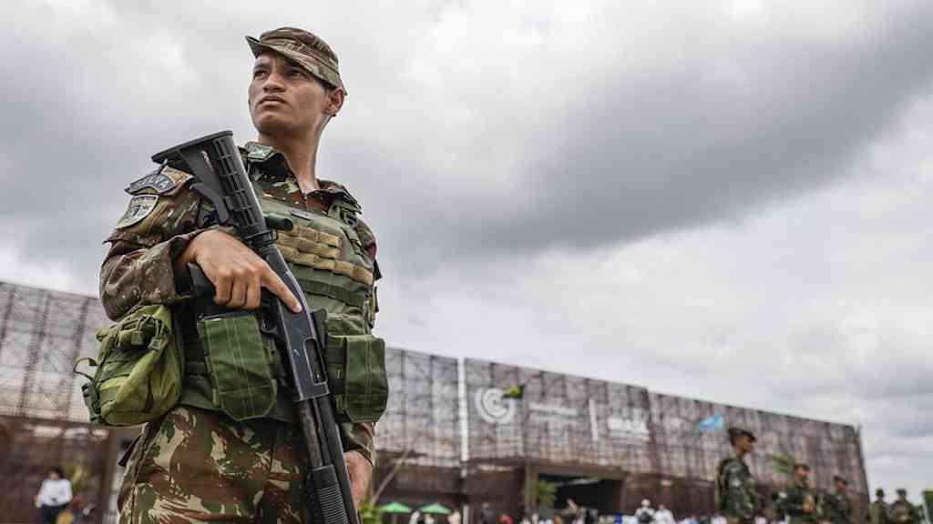 Exército reforça segurança da COP30 após protesto indígena | Militares diante do pavilhão que recebe a COP30, em Belém