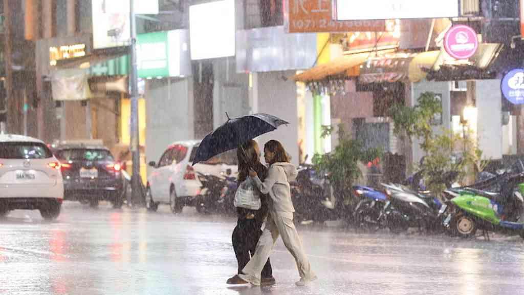 EUA dão aval a armamento para Taiwan durante escalada com a China | População em Taiwan em meio à chuva