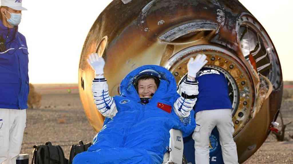 Astronautas chineses retornam após nave ser atingida por detritos | Tripulação chinesa volta à Terra após dano causado por detritos espaciais