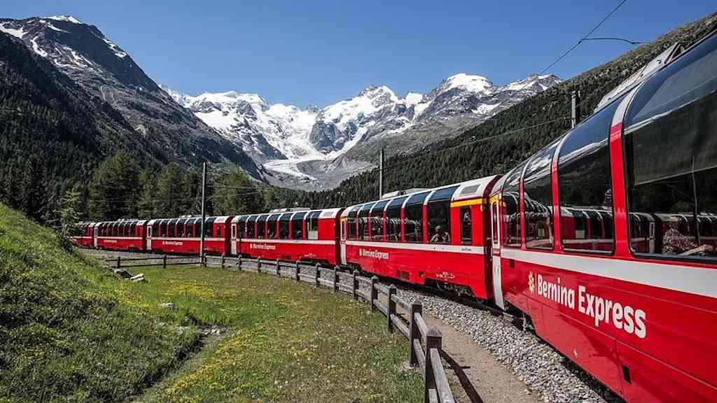 Bernina Express revela paisagens únicas dos Alpes | Bernina Express conta com vagões panorâmicos para admirar paisagens alpinas