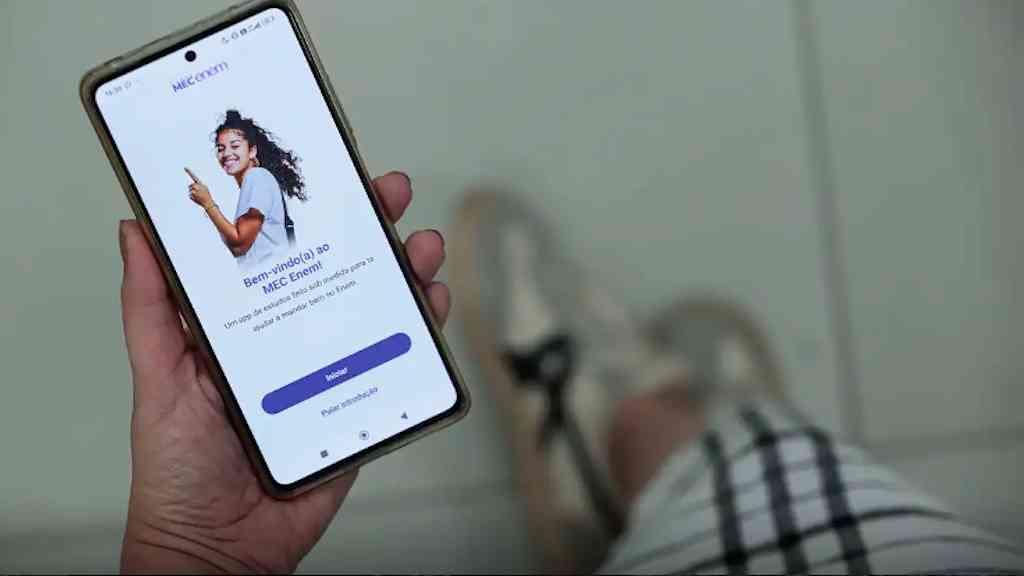 App do MEC vira ferramenta de estudo para participantes do Enem | Simuladão terá 90 questões de matemática, biologia, química e física