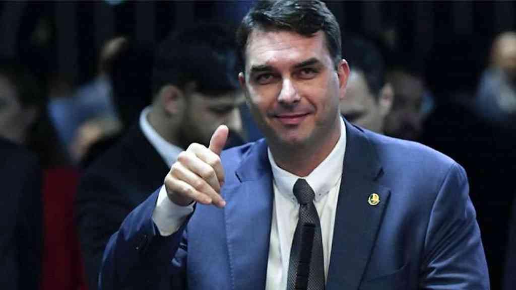 Primogênito de Bolsonaro divide a direita ao anunciar candidatura | Flavio Bolsonaro confirmou que quer ser candidato a presidente