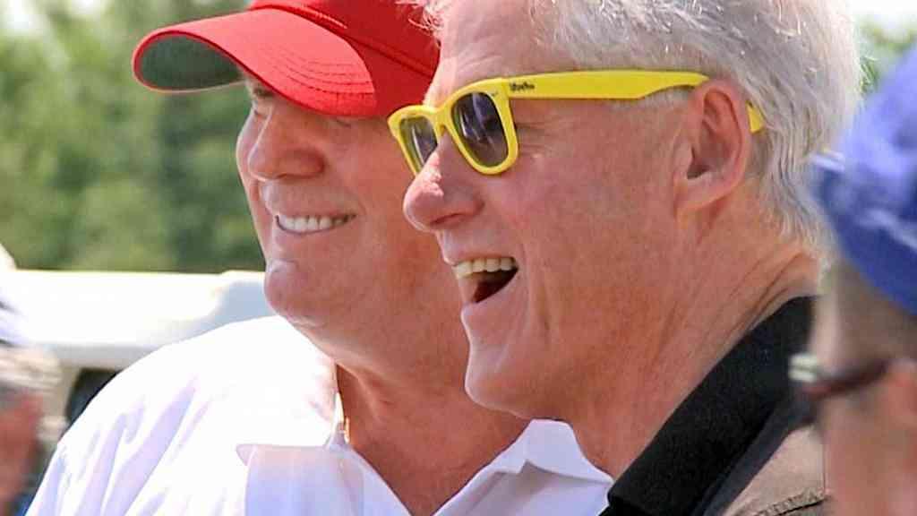 Trump manda apurar envolvimento de Bill Clinton no caso Epstein | Clinton e Trump durante torneio de golfe em 2009