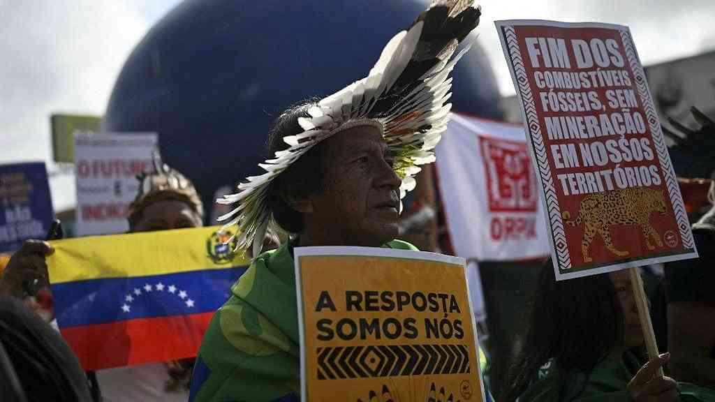Indígenas e ativistas fazem marcha em Belém durante a COP30 | Indígenas protestando na COP30, em Belém