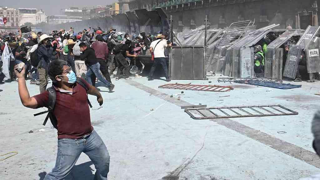 México registra onda de protestos da Geração Z após morte de prefeito | Manifestantes enfrentaram policiais na histórica praça principal da Cidade do México, a Praça da Constituição, ou Zócalo
