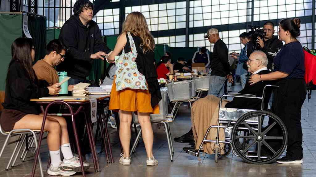 Eleitores chilenos vão às urnas para definir novo presidente | Mais de 15 milhões participaram do pleito no país
