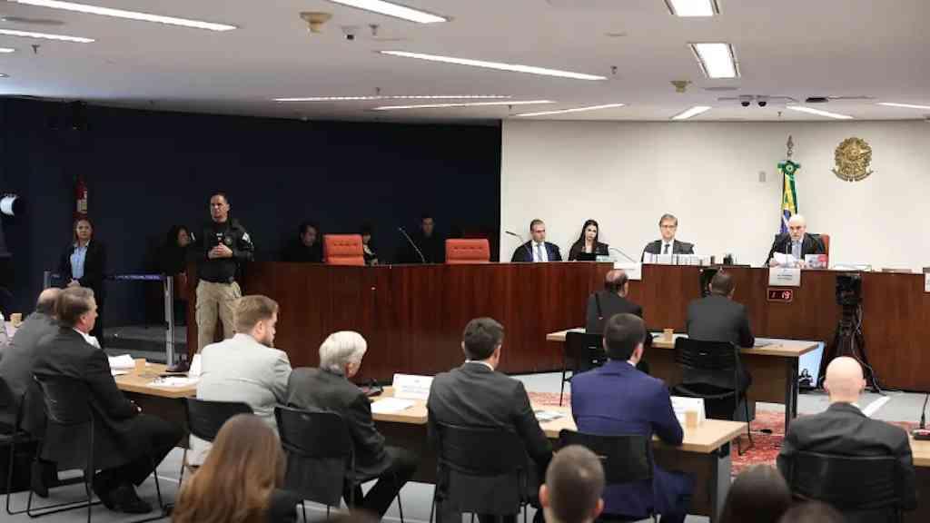 STF rejeita recurso e confirma condenação de Bolsonaro por trama golpista | Foram negados também os recursos de outros seis réus