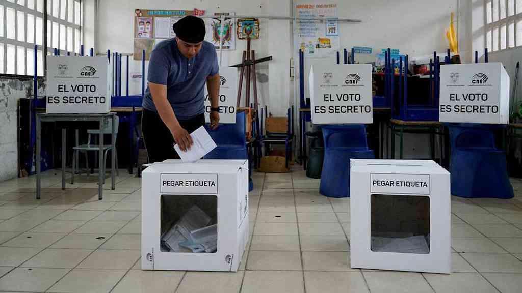 Equador barra proposta de reabrir base dos Estados Unidos | 14 milhões foram convocados a participar de referendo